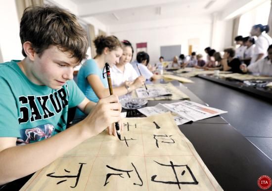 ITA国际汉语教师协会学生在练习毛笔字