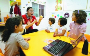 在马德里一间私人幼儿园里，孩子们在上汉语课