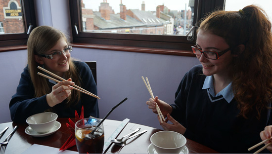 英国女王中学品中国美食