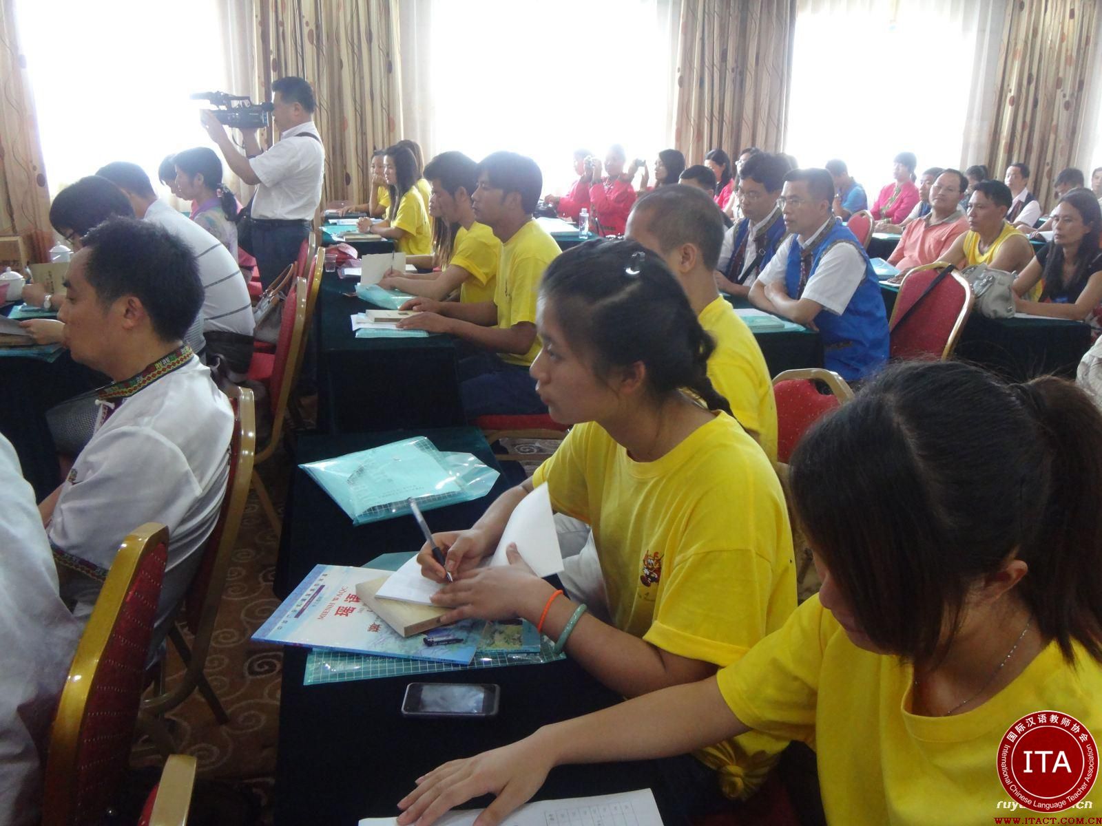 　　老挝青年为进中企掀起学习汉语热 