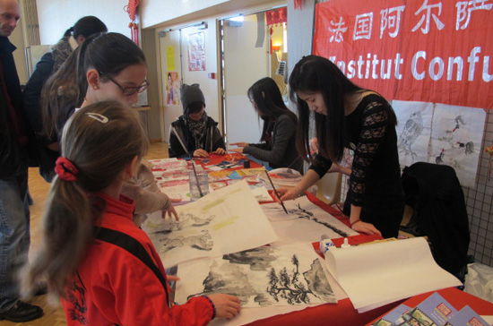法国汉语培训推广中心展台在当地“中国日”活动受热捧