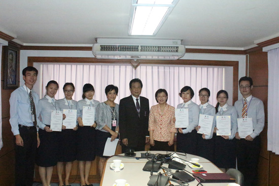 泰国曼松德大学校长为汉语培训推广中心对外汉语教师颁发荣誉证书