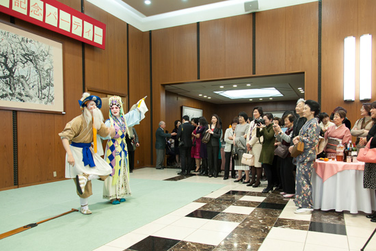 樱美林大学孔子学院派学生京剧代表团参演驻日大使馆国际妇女节招待会