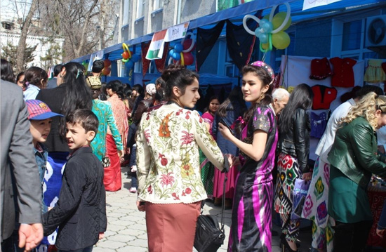 塔吉克斯坦汉语培训中心教学点参加当地国际美食节活动