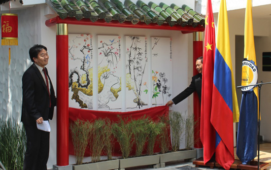麦德林汉语培训推广中心举行“梅、兰、竹、菊”壁画揭幕仪式