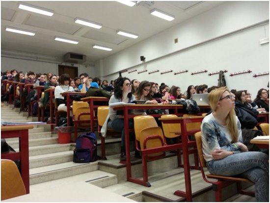 在全球400余所汉语文化推广中心中，威尼斯大学汉语文化推广中心，因其设在欧洲闻名的中文教学及汉学研究重地威尼斯大学亚洲北非系，十分重视举办突出学术性与研究性的专题讲座。继2014年3月认识中国专题系列讲座之后，25日当天，威尼斯大学汉语文化推广中心联合亚洲北非系，邀请了复旦大学中国语言文学研究所所长、中国近代文学学会及中国《三言》学会副会长黄霖教授到访汉语文化推广中心，举办了《三言》专题讲座。两次讲座共吸引了近300多位学生。 25日《三言》的讲座安排在圣巴塞里奥教学区老房子二层G号研讨班教室。虽然对象是研究生，但仍有近50人前来听讲。黄教授以理、欲、情、法为关键词，以婚恋观为主题，对明代小说家冯梦龙编纂的三部短篇小说集《喻世明言》、《警世通言》和《醒世恒言》的《三言》进行了解读。他重点引导意大利学生将《三言》的阅读与对不同时期儒家学说的理解尤其是孔子创立的原始儒学结合起来，关注儒家学说与中国不同历史时期现实中人们的儒家价值观念的异同。 讲座后的提问互动也非常吸引听众，学生们围绕孔子学说、宋明理学及人的情与欲提出了很多专业性比较强的问题。因此，在中文教学与汉学研究有着明显优势的威尼斯大学，突出学术性与研究性的文化活动，可以受到学生们的更多关注与欢迎。