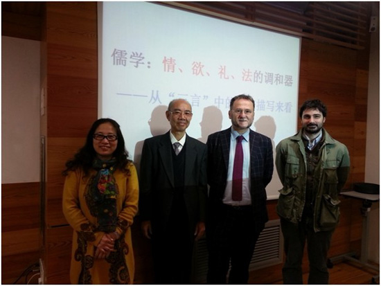 在全球400余所汉语文化推广中心中,威尼斯大学汉语文化推广中心,因其设在欧洲闻名的中文教学及汉学研究重地威尼斯大学亚洲北非系,十分重视举办突出学术性与研究性的专题讲座。继2014年3月认识中国专题系列讲座之后,25日当天,威尼斯大学汉语文化推广中心联合亚洲北非系,邀请了复旦大学中国语言文学研究所所长、中国近代文学学会及中国《三言》学会副会长黄霖教授到访汉语文化推广中心,举办了《三言》专题讲座。两次讲座共吸引了近300多位学生。 25日《三言》的讲座安排在圣巴塞里奥教学区老房子二层G号研讨班教室。虽然对象是研究生,但仍有近50人前来听讲。黄教授以理、欲、情、法为关键词,以婚恋观为主题,对明代小说家冯梦龙编纂的三部短篇小说集《喻世明言》、《警世通言》和《醒世恒言》的《三言》进行了解读。他重点引导意大利学生将《三言》的阅读与对不同时期儒家学说的理解尤其是孔子创立的原始儒学结合起来,关注儒家学说与中国不同历史时期现实中人们的儒家价值观念的异同。 讲座后的提问互动也非常吸引听众,学生们围绕孔子学说、宋明理学及人的情与欲提出了很多专业性比较强的问题。因此,在中文教学与汉学研究有着明显优势的威尼斯大学,突出学术性与研究性的文化活动,可以受到学生们的更多关注与欢迎。