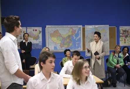 彭丽媛教德国学生学汉语方法：多唱中文歌