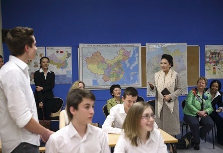 彭丽媛教德国学生学汉语方法:多唱中文歌