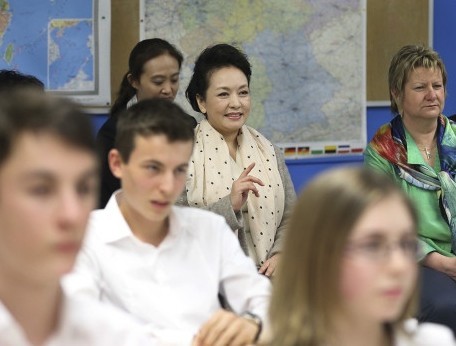 彭丽媛教德国学生学汉语方法:多唱中文歌