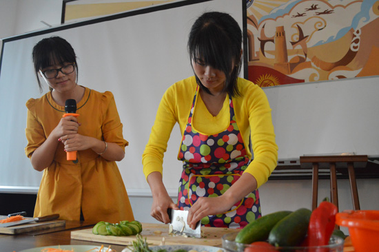 奥什国立大学汉语文化推广中心举办首届中华烹饪展示