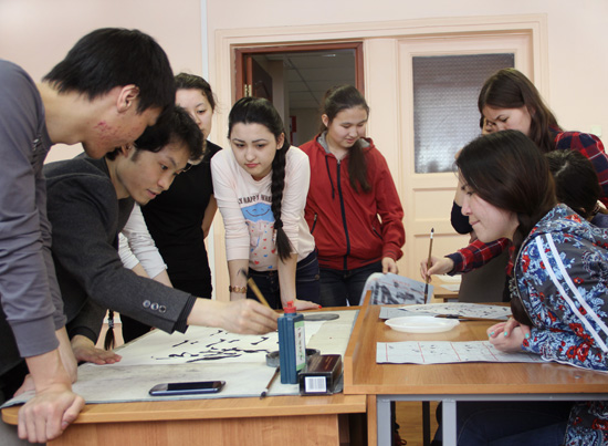 哈萨克斯坦汉语文化推广中心开设首届中国书法课程班