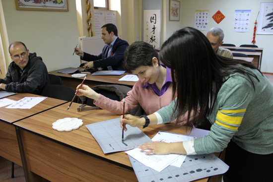 布加勒斯特大学汉语文化推广中心开设首期书法兴趣班