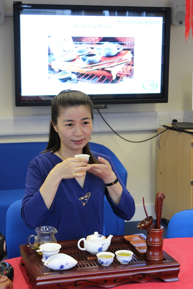 英国南安普顿大学汉语文化推广中心组织汉语教师茶艺表演培训