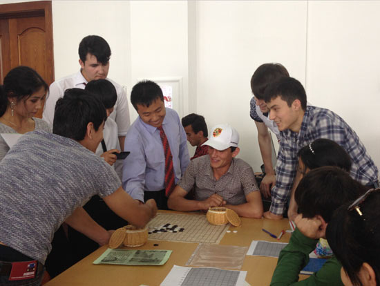 塔吉克斯坦国家图书馆中国厅举办围棋讲座