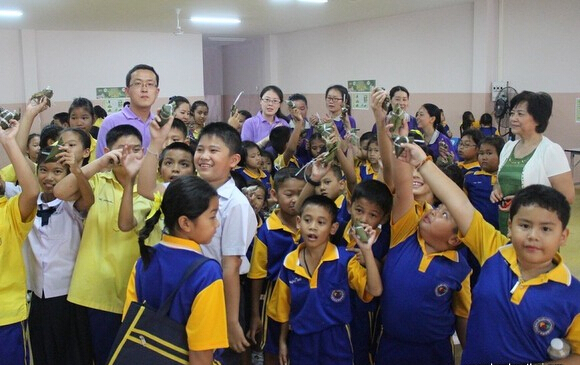 曼松德汉语文化推广中心与泰国小学生共度端午佳节