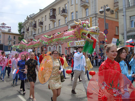 伊尔库茨克汉语文化推广中心参加当地城市狂欢节