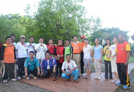 印尼哈山努丁大学校长参加哈大汉语文化推广中心太极拳活动