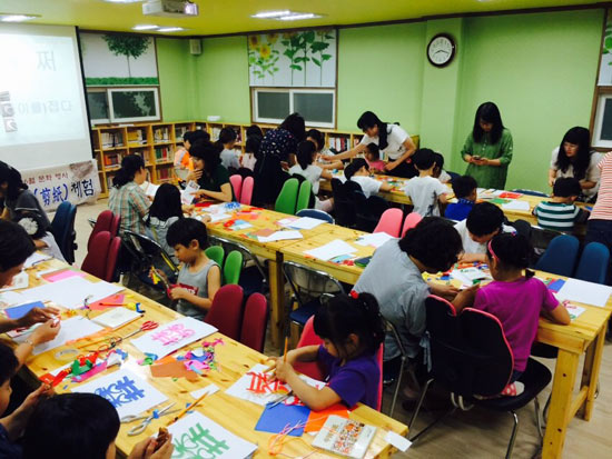 釜山大学汉语文化推广中心进社区举办剪纸体验活动