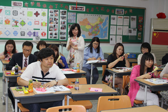 韩国济州岛中学汉语教学点举办“剪纸与中国结”培训