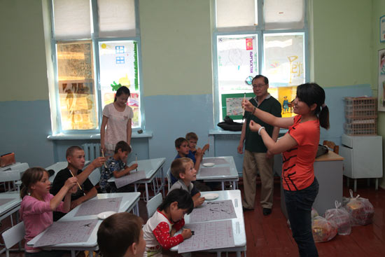 吉尔吉斯汉语文化推广中心访问托克马克孤儿院