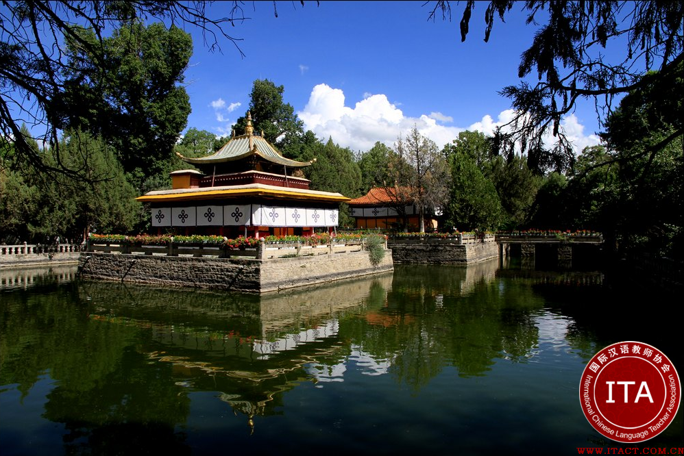 罗布林卡，藏语意为“宝贝公园”。位于拉萨西郊，以前一直是达赖喇嘛的夏宫，现在则作为对公众开放的公园。　