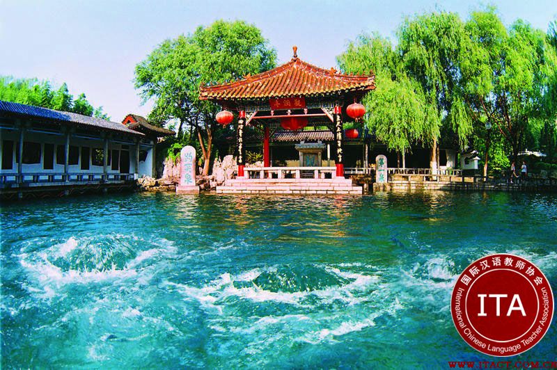 趵突泉又名槛泉，位于济南市中心，是一座以泉水为主的自然山水公园。济南素以泉水多而著称，
