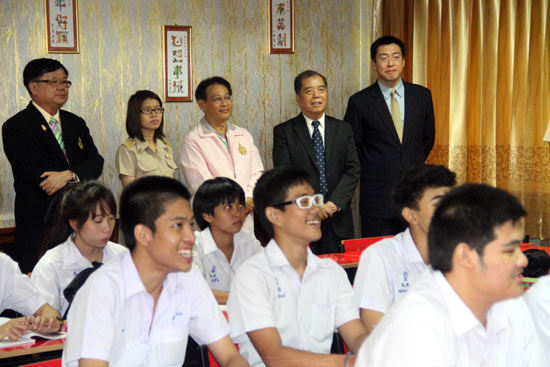 朱拉隆功大学汉语文化推广中心访问曼谷富丽寺中学