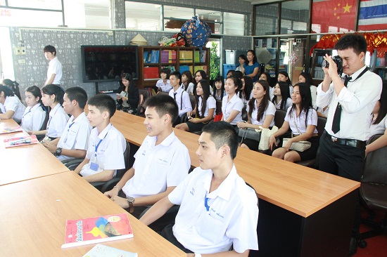 呵叻皇家师范大学汉语系师生来访罗勇中学汉语教学点