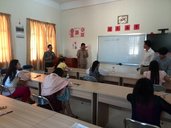 柬埔寨汉语培训推广中心举行柬语文化培训班毕业考试