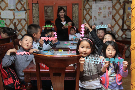 蒙古国孩子们在学习中国剪纸