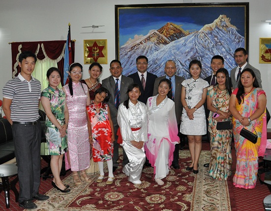 尼泊尔汉语培训推广中心与尼军参谋学院领导合影