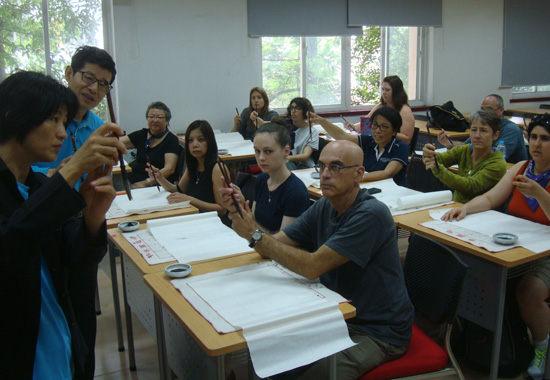 代表团成员认真学习中国的书法艺术