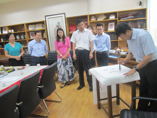 中国驻印尼大使馆官员访问万隆汉语文化推广中心