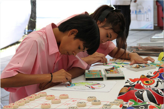 曼谷汉语文化推广中心参加泰国母亲节教育大展