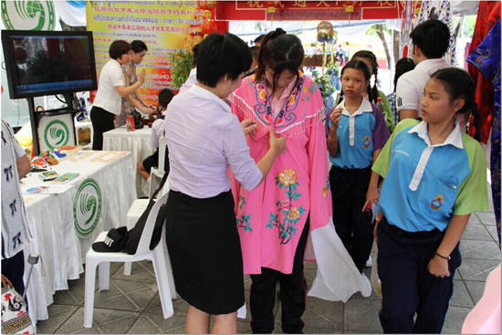 曼谷汉语文化推广中心参加泰国母亲节教育大展