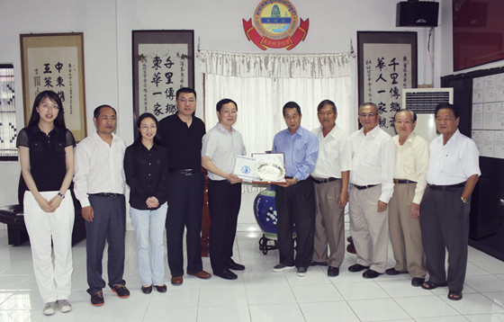 柬埔寨马德望市首个汉语培训班揭牌开课