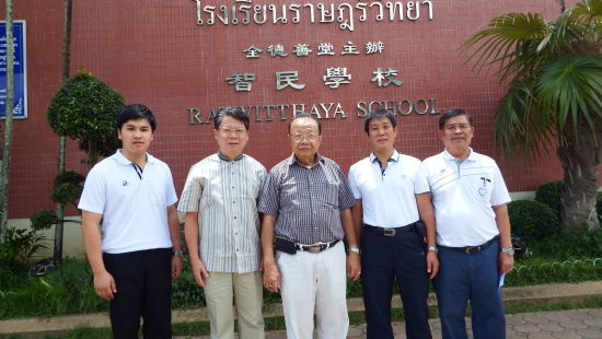 香港汉语言学教授参观访问泰国智民学校
