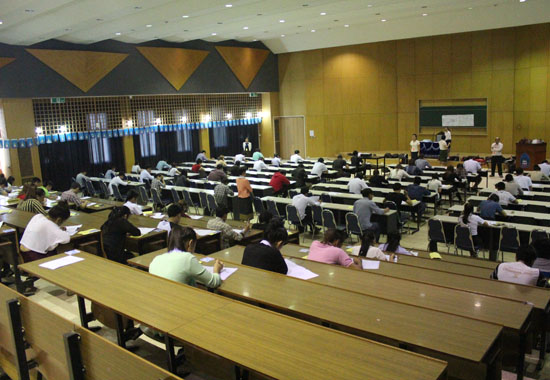 8月17日,老挝国立大学汉语文化推广中心举行汉语水平考试