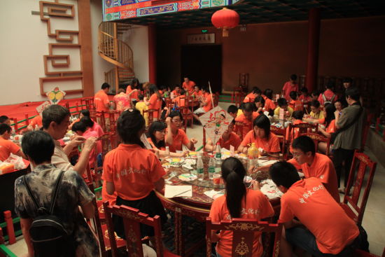 优秀华裔大学生文化参访团体验郑州民俗文化