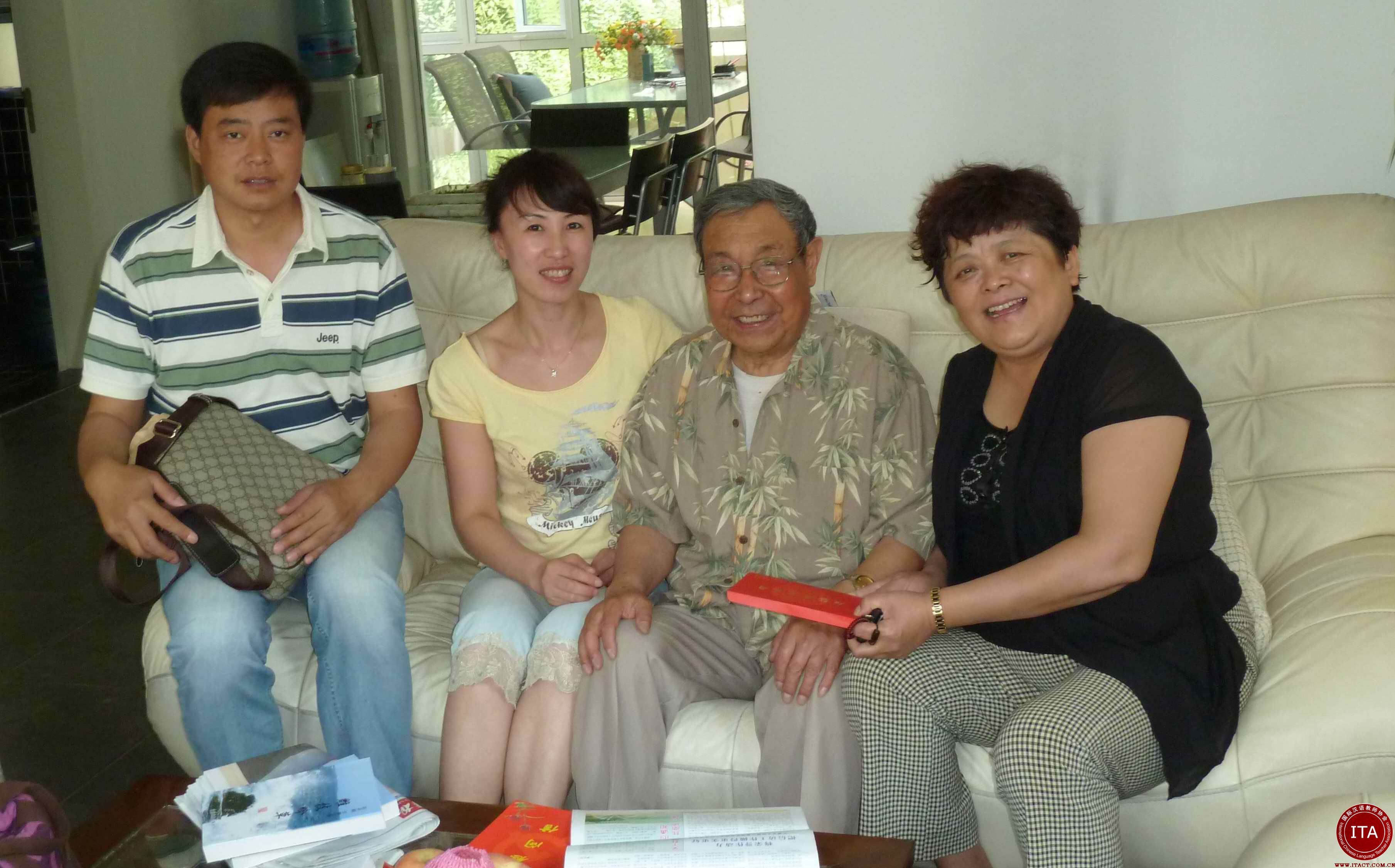 郑州侨办官员走访慰问外派澳大利亚汉语教师家属