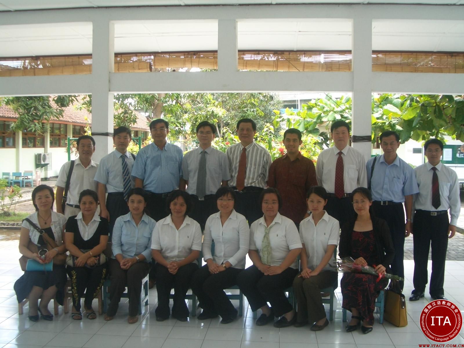 中国驻巴厘岛登巴萨总领馆总领事访问文桥三语学校