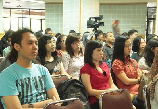 哈山努丁大学汉语文化推广中心举办2014年奖学金学生赴华欢送会