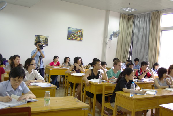泰清迈府教育局与当地中学汉语教学点研讨汉语教学