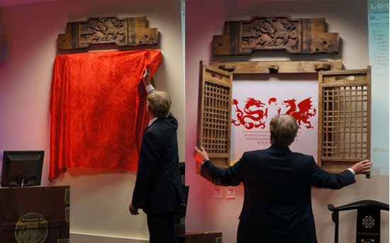 班戈大学校长为汉语文化推广中心新建文化体验室揭牌