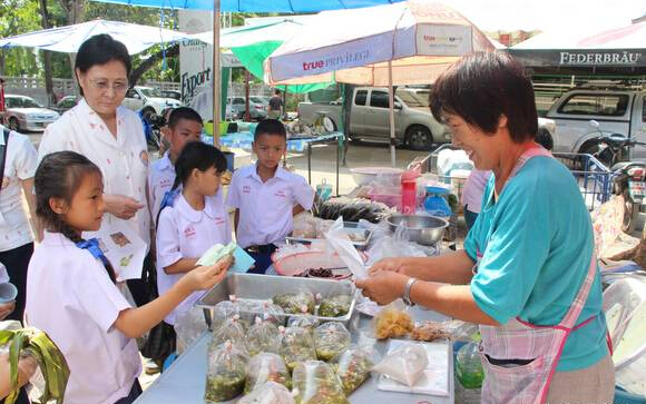 崇华新生华立学校带领学生赴华人市场操练汉语