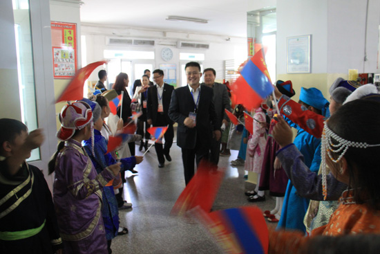 访蒙中国青年代表团到蒙古育才汉语教学点参观访问