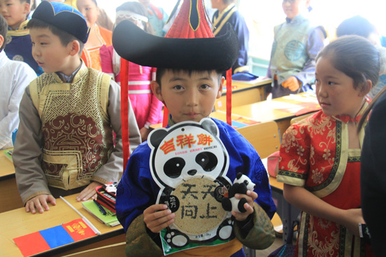 访蒙中国青年代表团到蒙古育才汉语教学点参观访问