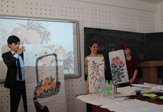 塔吉克斯坦国立民族大学对外汉语培训中心举办文化体验活动