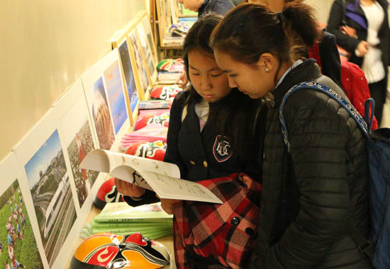 蒙古国立大学对外汉语培训中心举办第三届汉语图书展暨图片展